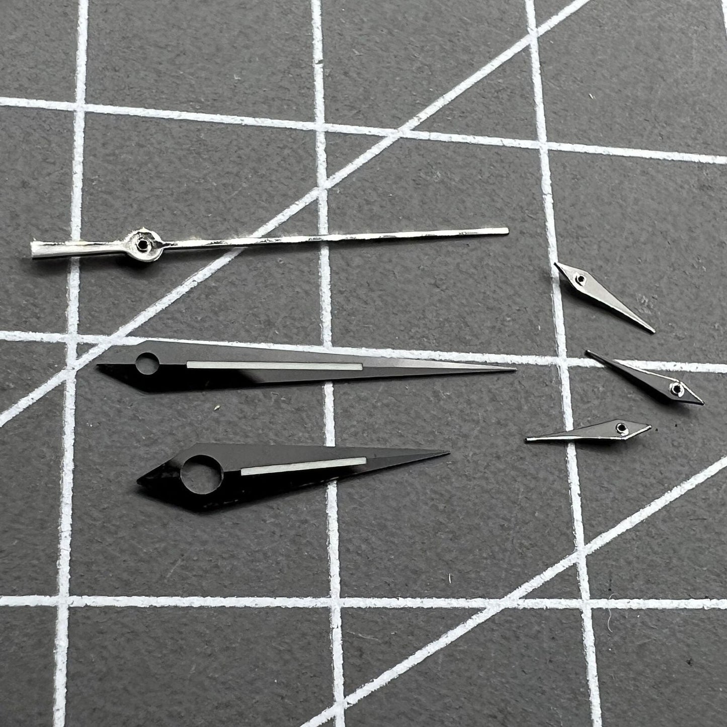 Schwarze polierte Leuchtzeiger f�r Ronda 5040B Quarzuhrwerk von hochwertiger Markenqualit�t.