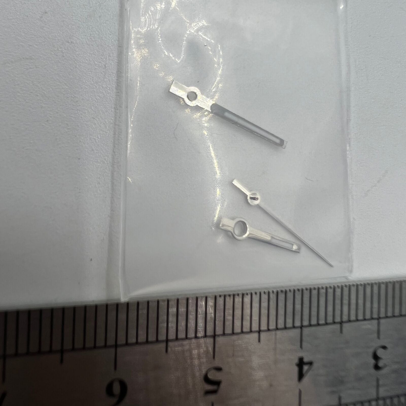 Silver-trimmed green luminous watch hands for NH35/NH36, enhancing Seiko movement readability.
