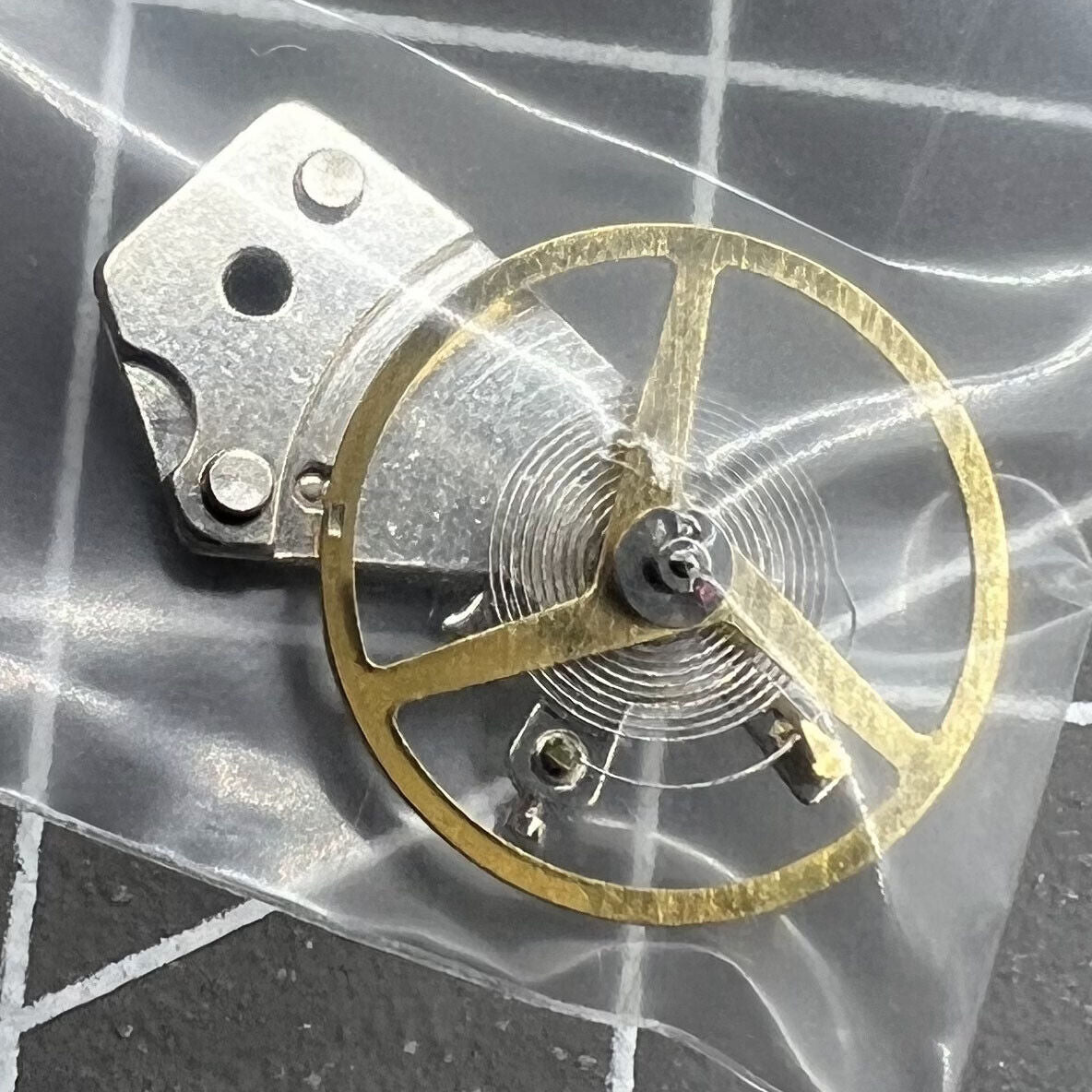 Balance wheel with splint for Dandong 7750 movement, 28800 frequency, precision watch accessory.