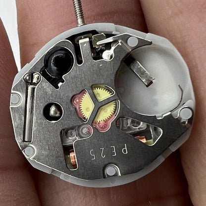 Sunon PE25 quartz watch movement with 3 hands and date display at 3/6, ideal replacement part.