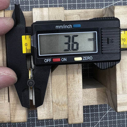 Quartzwerk ETA980 003 Uhrwerk aus der Schweiz mit blauem Schaltkreis und zwei Zeigern von Quartzwerk