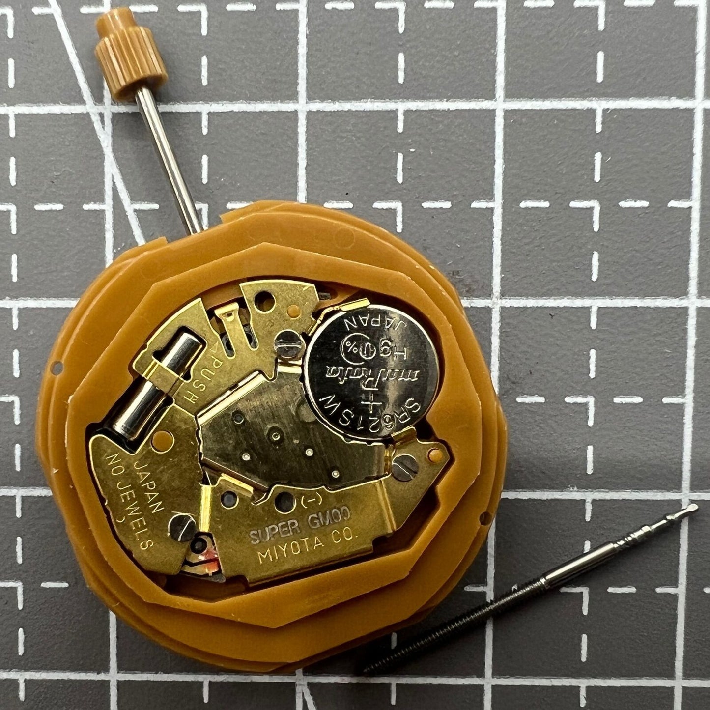 Miyota GM00 Japan quartz watch movement with dual English-Chinese time markers, precision craftsmanship.