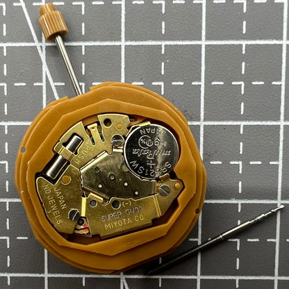 Miyota GM00 Japan quartz watch movement with dual English-Chinese time markers, precision craftsmanship.