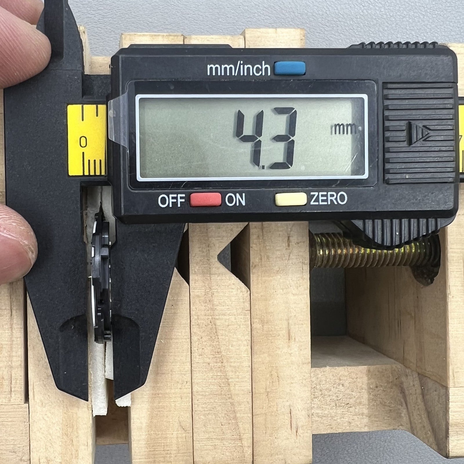 Japan VX33E quartz watch movement with dual-language calendar disk, precise timekeeping for watches.