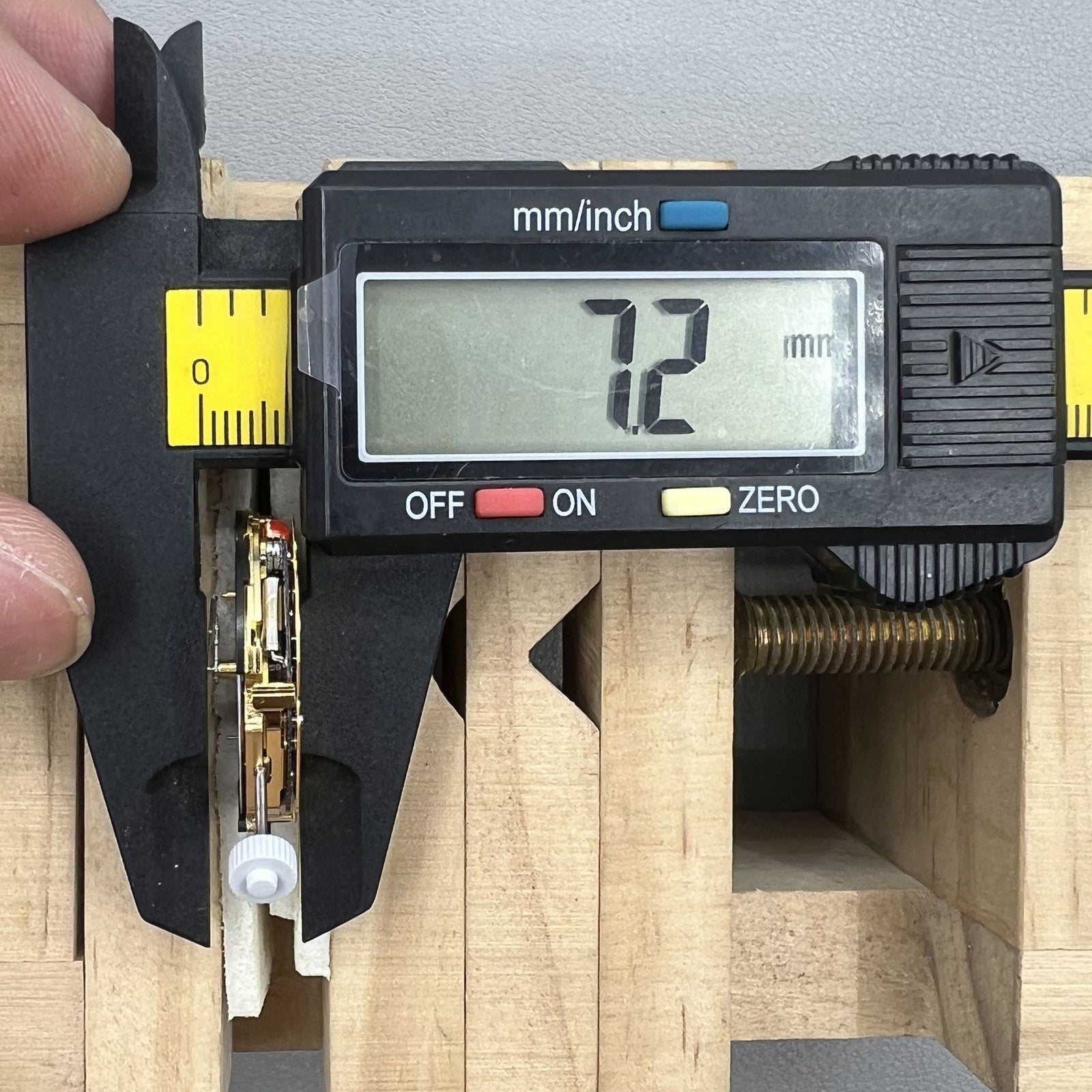 Quarzuhrwerk Swiss Ronda 3520D mit Datumsanzeige bei 3 Uhr Position, pr�zises Uhrwerk von Ronda.