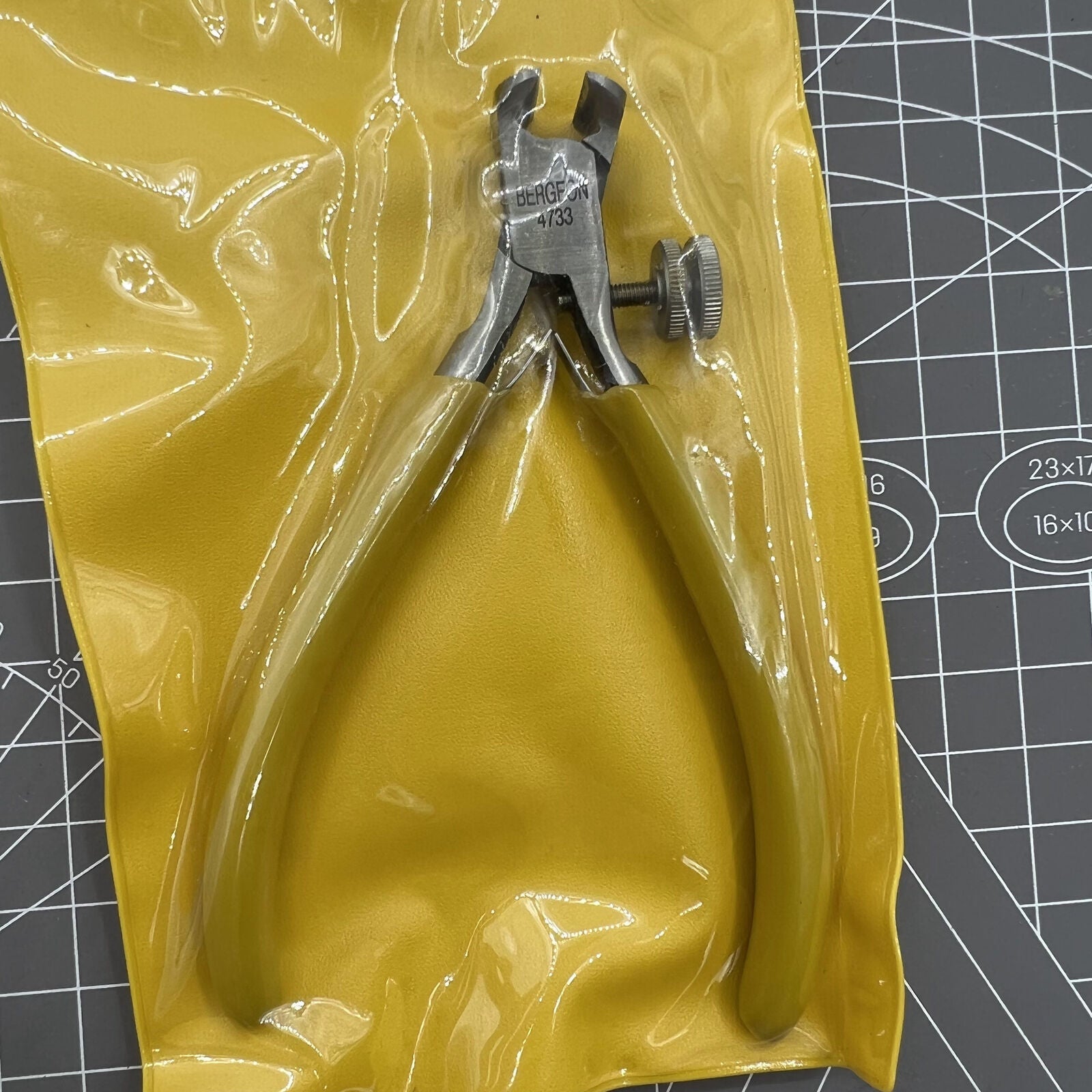 Bergeon 4733 Swiss Made cannon pinion tightening tool for precise watch repair adjustments