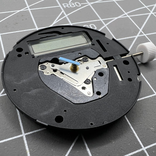 Montre à quartz ISA K63, mouvement à 3 aiguilles, double pile, fabrication suisse
