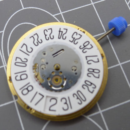 Montre suisse <tc>ETA</tc> F06.161, mouvement à quartz, 3 aiguilles, date blanche à 6 heures