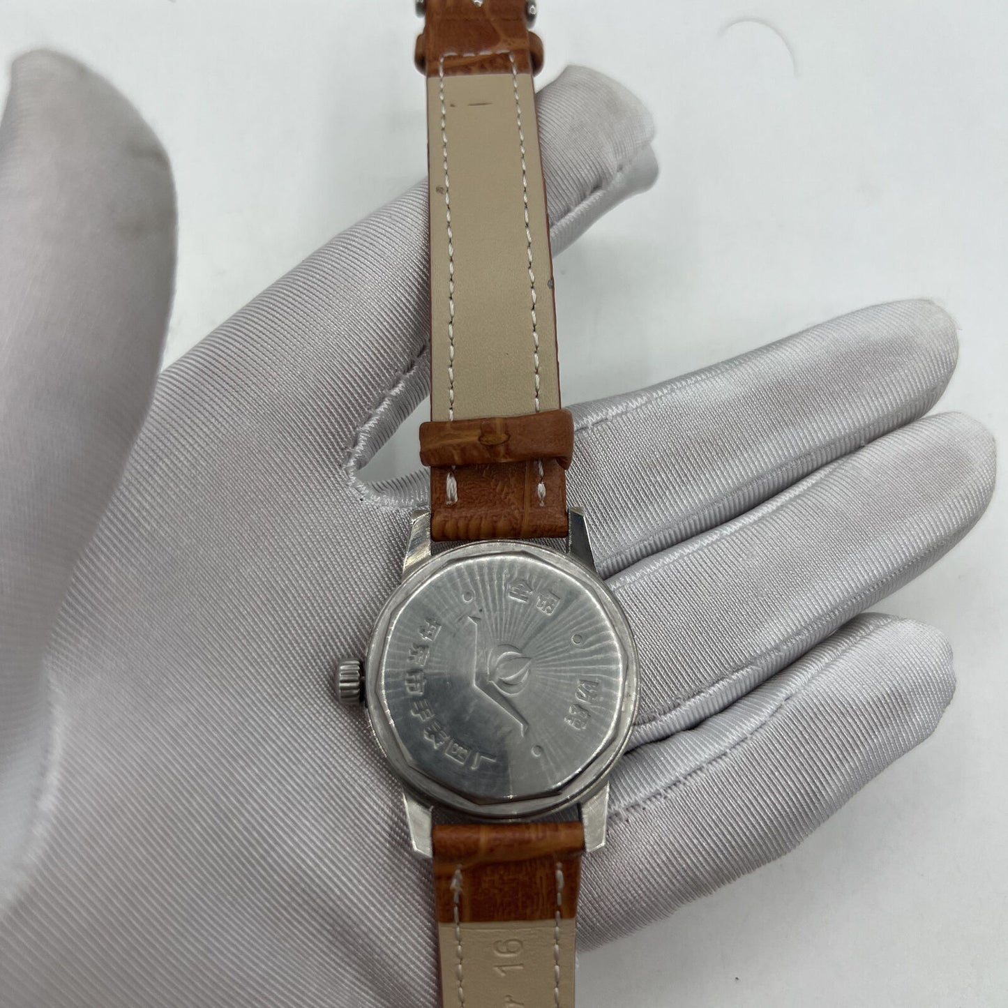 Chunlan 32mm light brown leather watch featuring silver dial and 17-jewel manual mechanical movement.