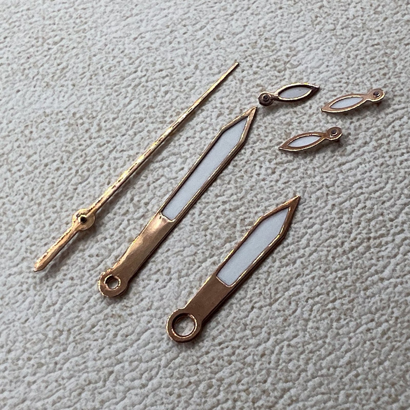 Set mit 2 wei�en Uhrzeigern und ros�goldfarbener Umrandung f�r Miyota OS10 OS20 Uhrwerke