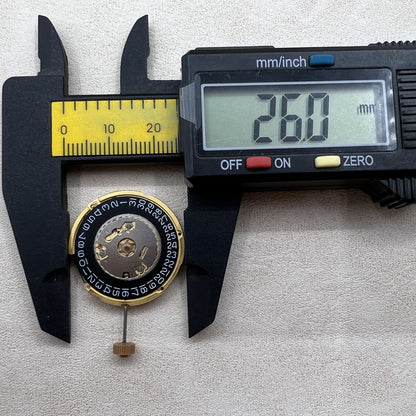 Schweizer Ronda 6003D Quarzwerk Uhrwerk mit schwarzem Zifferblatt und Einzelkalender, drei Zeiger