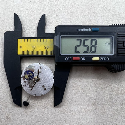 Dandong 2824 Automatikmechanik mit Mondphasenanzeige bei 6 Uhr