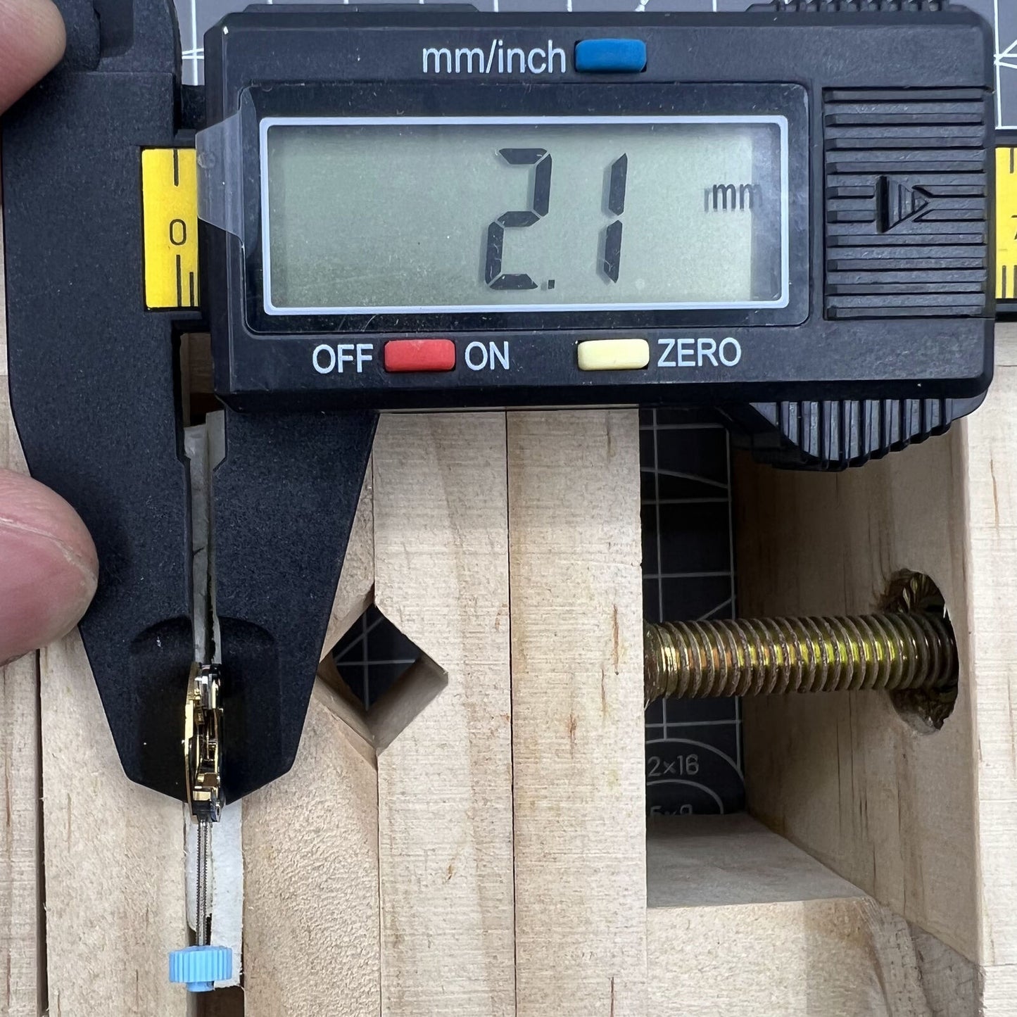 Swiss ETA 980.153 quartz watch movement with 2 hands, precision craftsmanship for reliable watch repair.