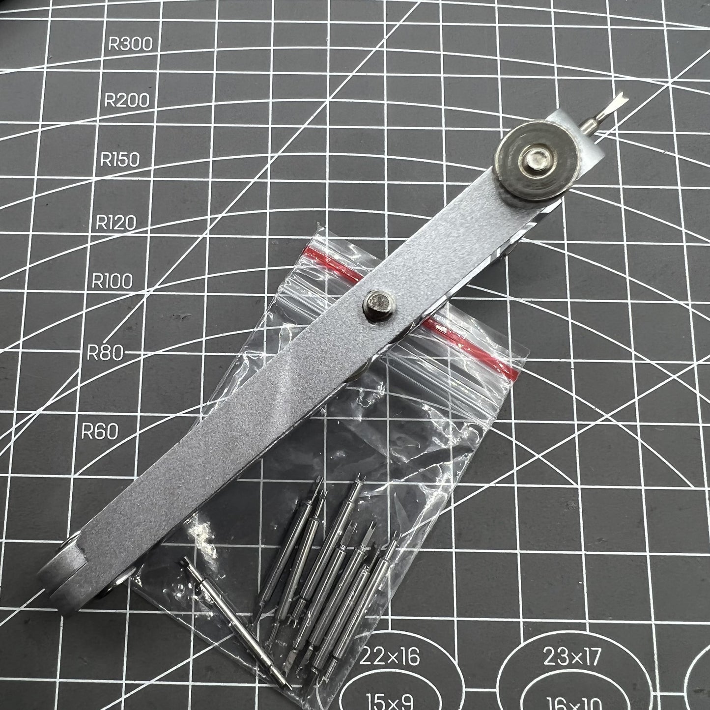 BG 6825 spring bar remover tool by BG for precise watch bracelet repairs and accessory replacements.