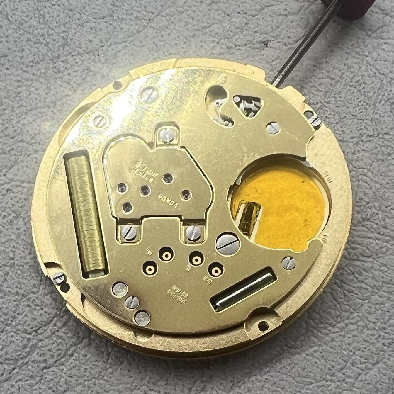 Ronda Quarzuhrwerk 1016 Swiss watch movement with date display at 3 o?clock, precision timekeeping.