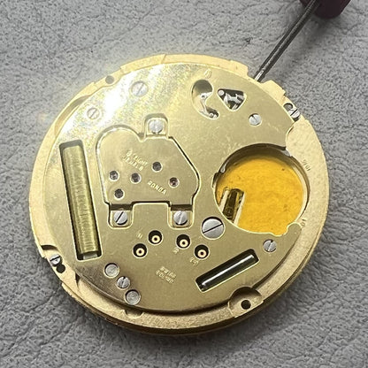 Ronda Quarzuhrwerk 1016 Swiss watch movement with date display at 3 o?clock, precision timekeeping.
