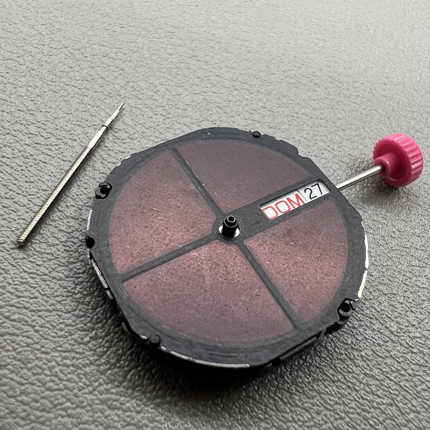 Citizen E100 Eco-Drive Solaruhr Quarzwerk Tag Datum bei Drei