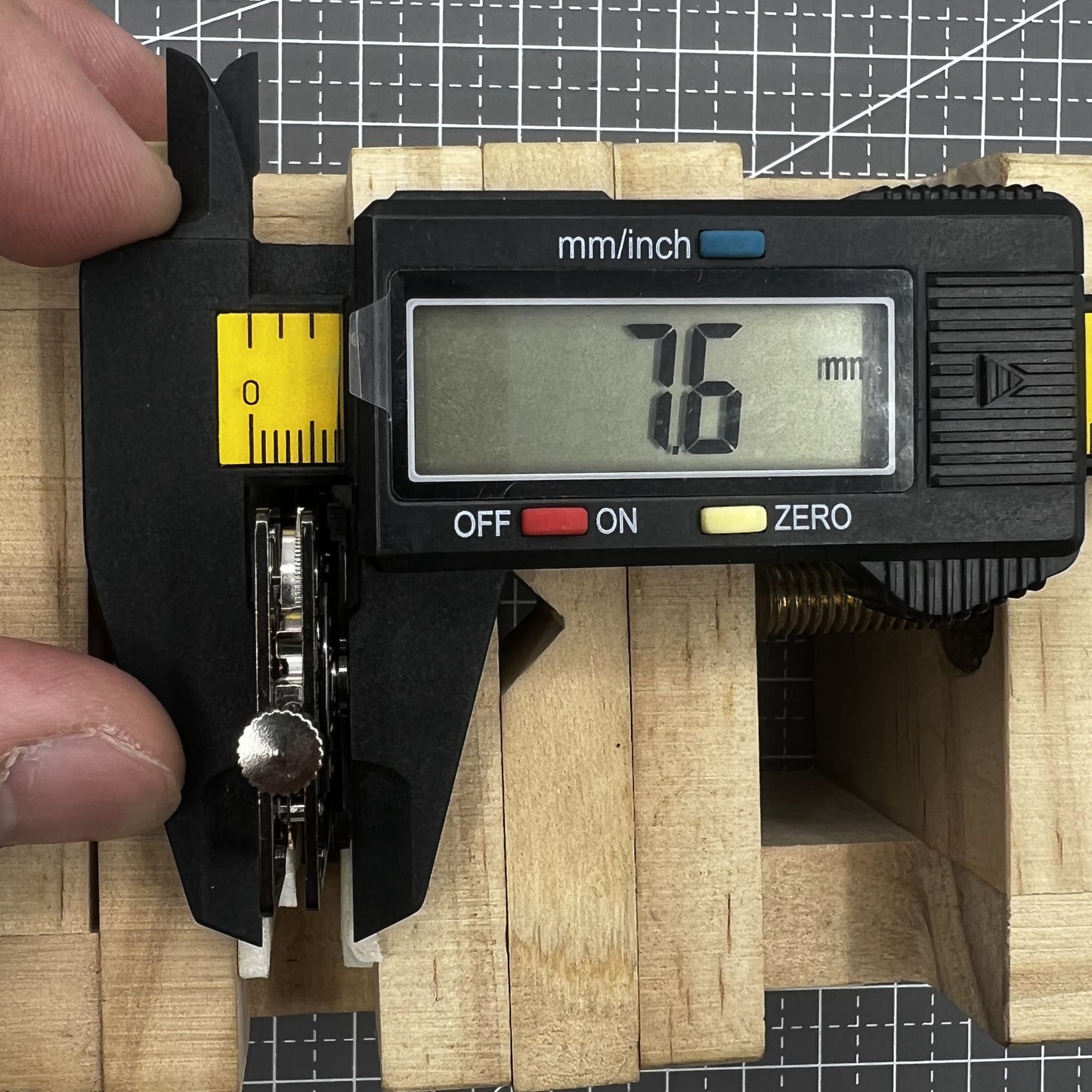 Schwarzes HZ1B01D automatisches mechanisches Uhrwerk mit Hohlquadraten, ideal f�r Uhrenreparatur.