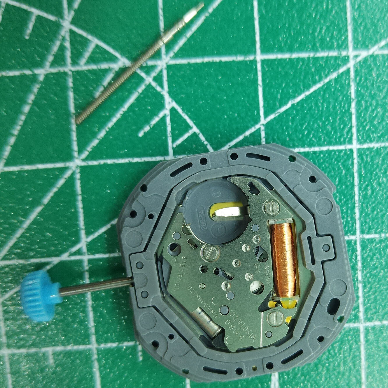 Miyota 6M50 Quartz Movement with golden dial and date display, ideal for watch accessory customization.