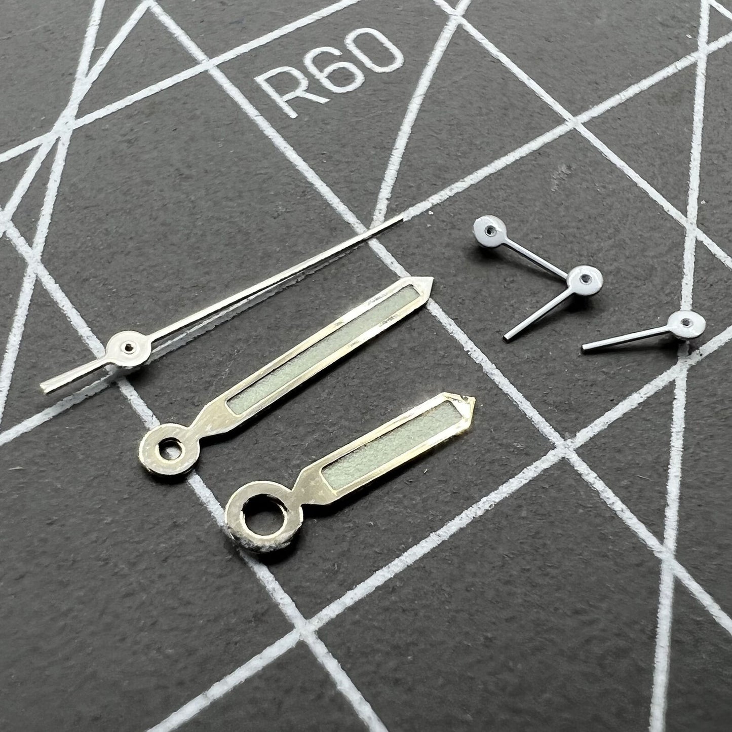 11 x 11 x 8 mm, silberner Rand, grüne Leuchtzeiger für Epson VD53 VD54 VD57 Uhrwerk