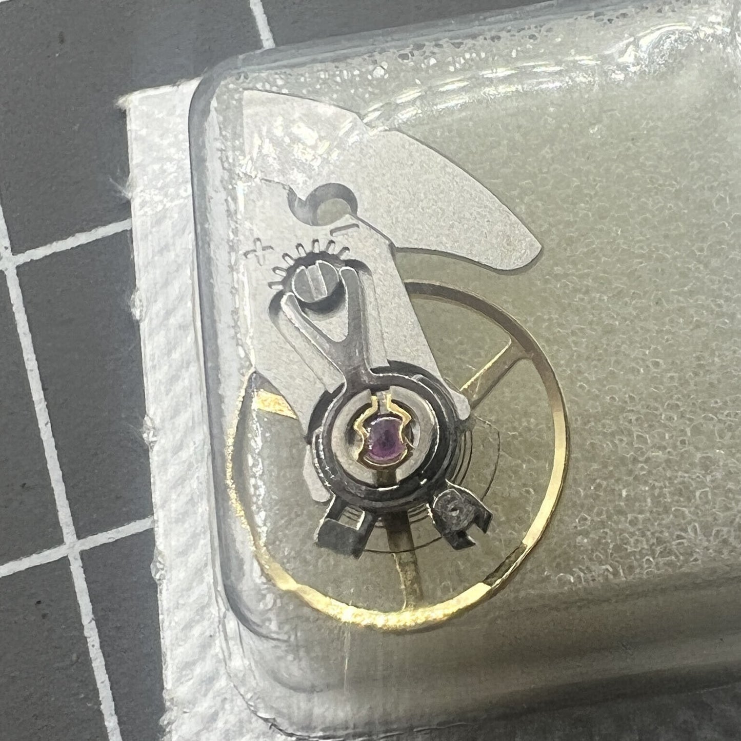 Balancier complet en argent sculpté avec attelle générique pour mouvement ETA2892A2