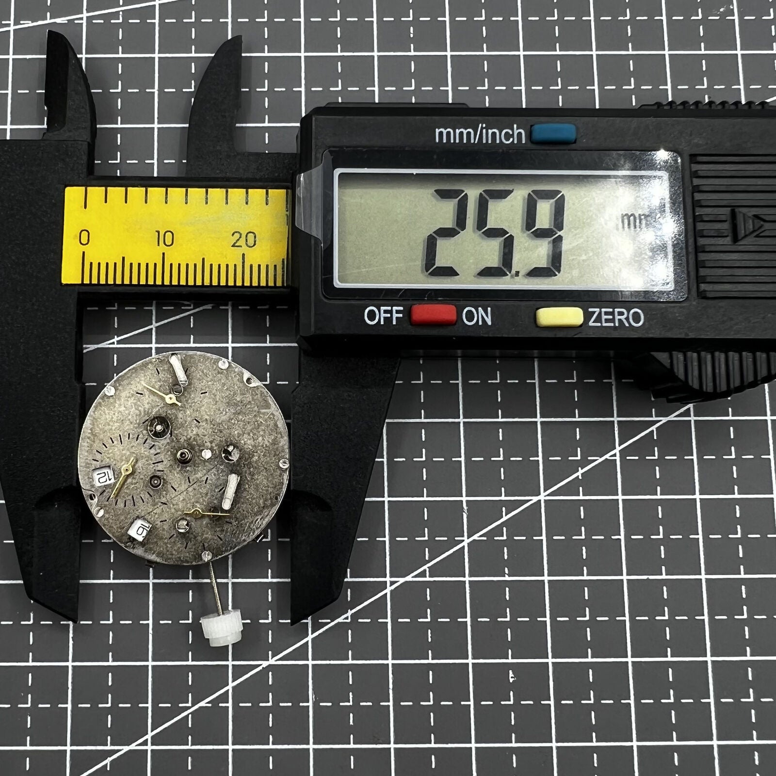 8205 2813 automatic mechanical watch accessory with single calendar display for accurate timekeeping.