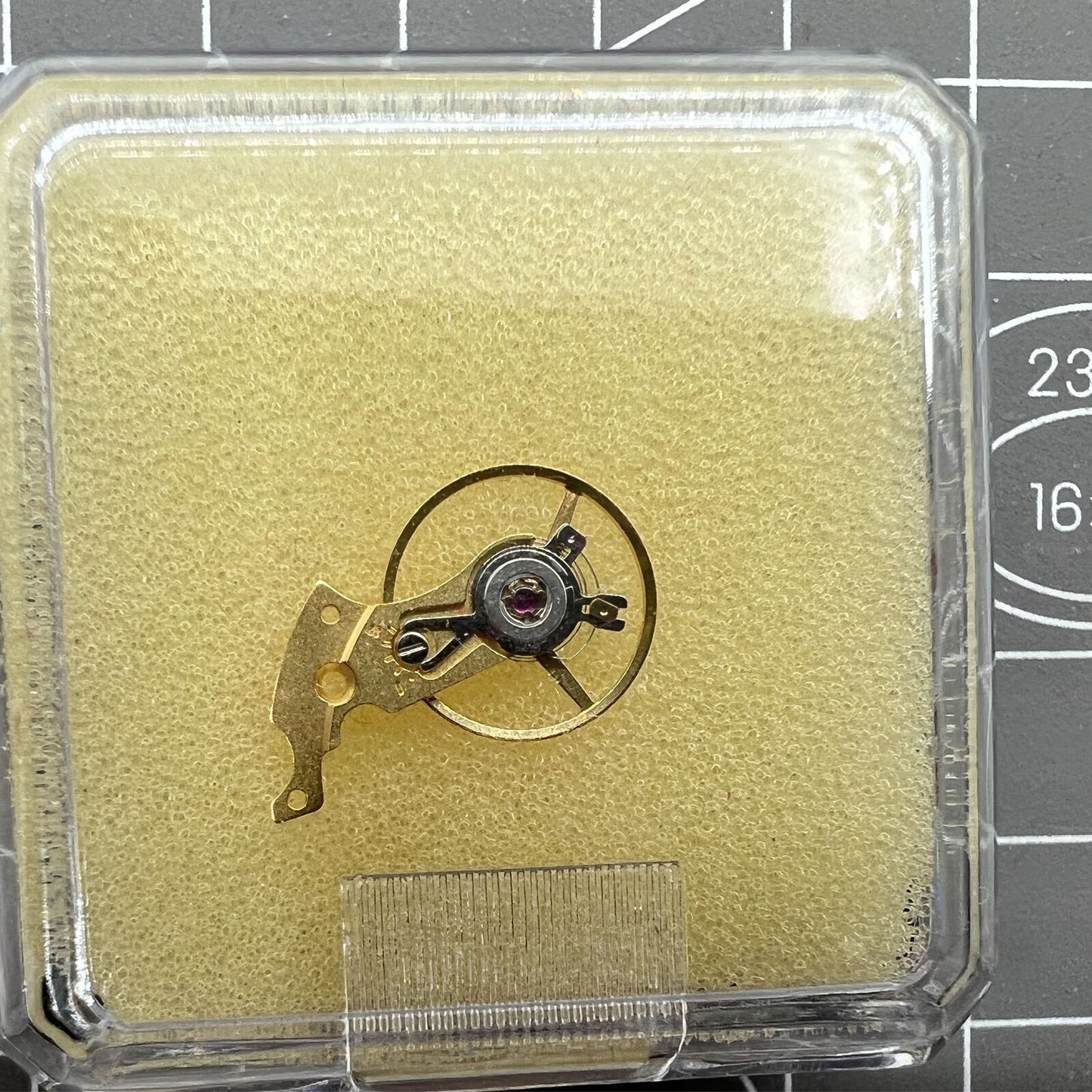 Golden watch balance wheel with splint, compatible with SW200 SW220 SW240 movements, precision timekeeping part.