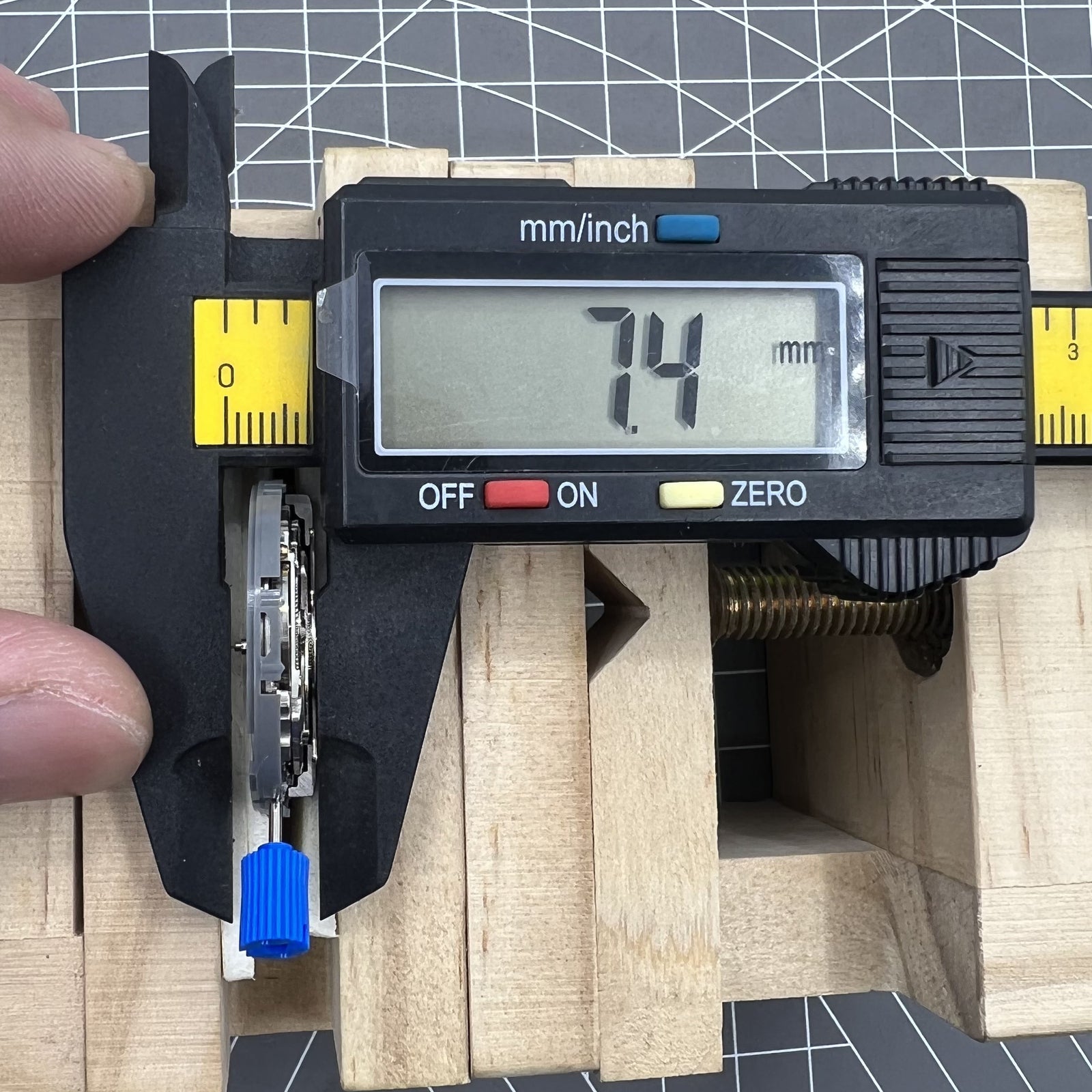 Seiko Automatikwerk NH35A mit schwarzem Zifferblatt und Datum bei 6 Uhr, 24 Rubinlager.