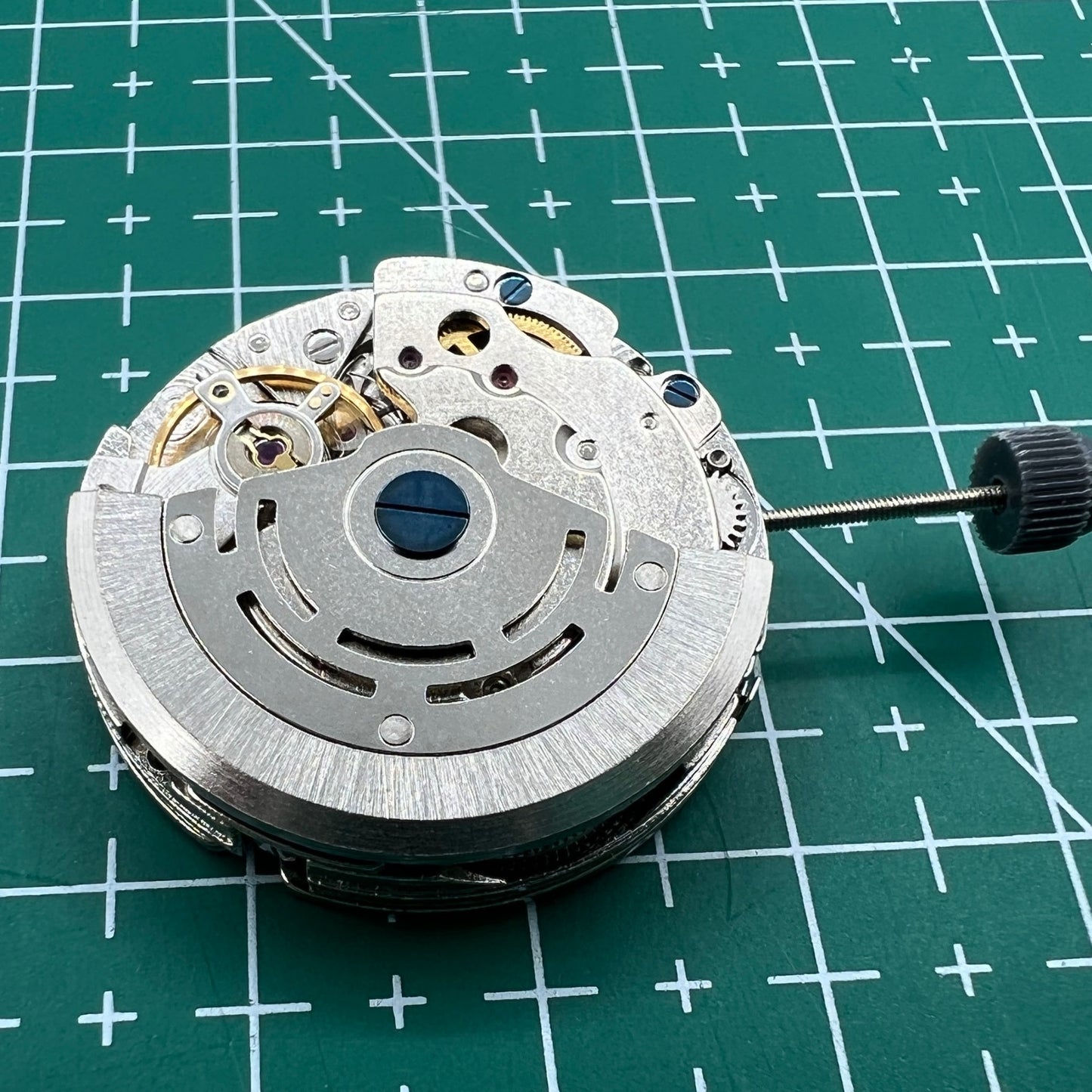 Wholesale DG2813 mechanical watch movement with three large hands and small seconds subdial at 6 o?clock, no calendar feature.