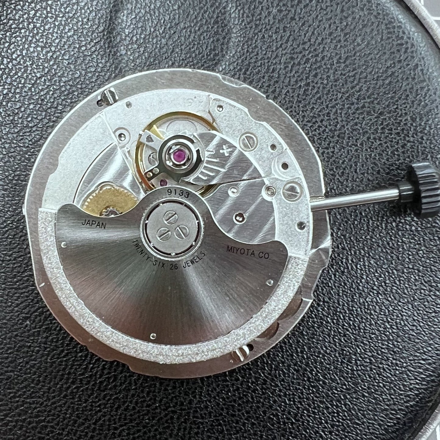 Mechanisches Miyota 9133 Uhrwerk mit japanischer Pr�zision, ideal f�r hochwertige Uhrenreparaturen.