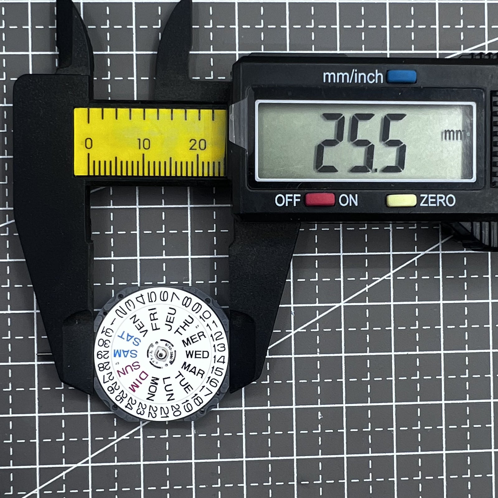 Seiko Quarzwerk 6N53A Uhrwerk mit Tag-Datum-Anzeige und 3 Zeigern aus Japan, pr�zise Uhrwerkkomponente.