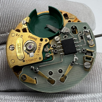 ESA9183 quartz movement with double calendar and 3 hands, Swiss made precision for watch accessories.
