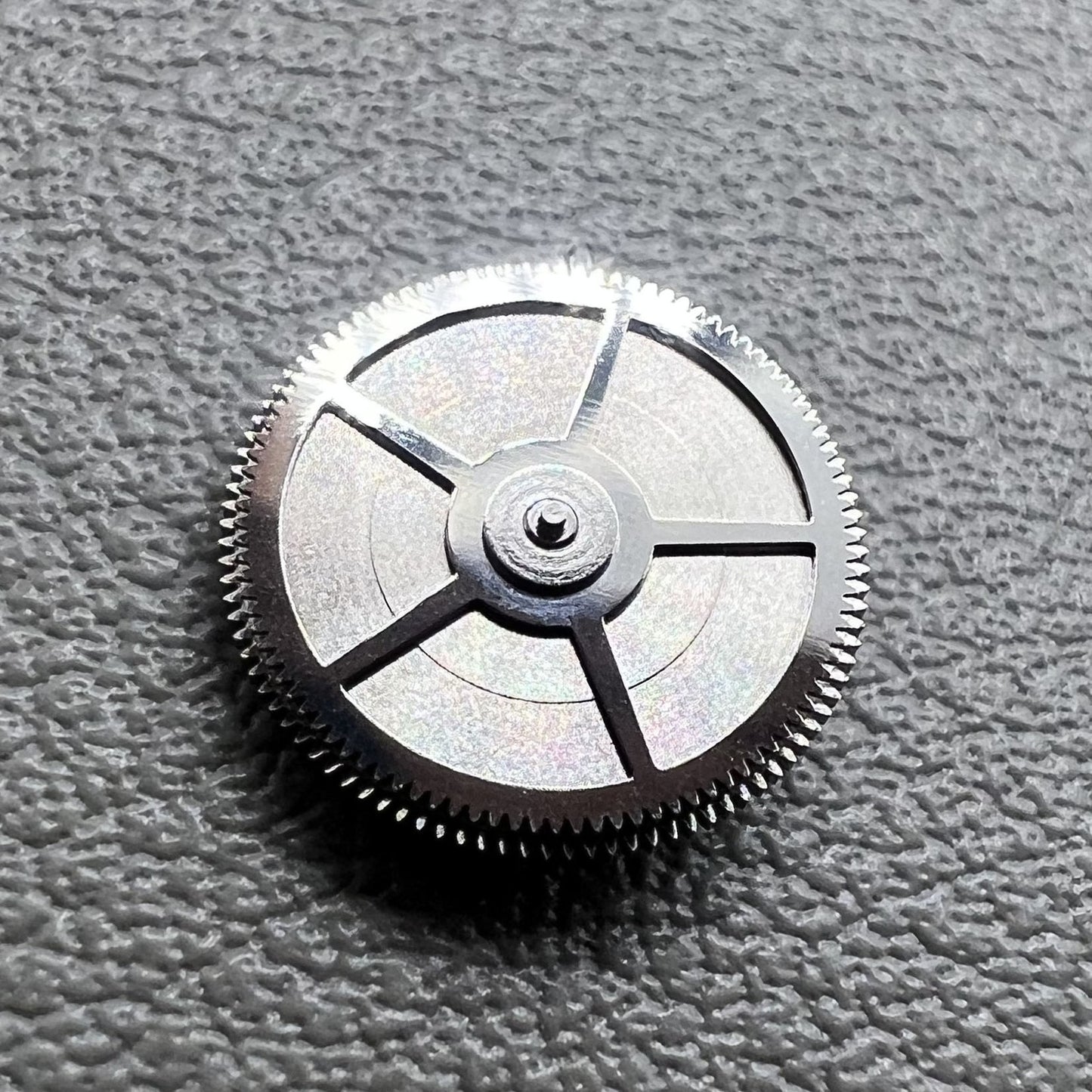 Swiss Complete Fass mit Zugfeder Ersatzteilen f�r Cartier Uhrwerk 1904 ? hochwertige Marken-Teile f�r pr�zise Reparatur.