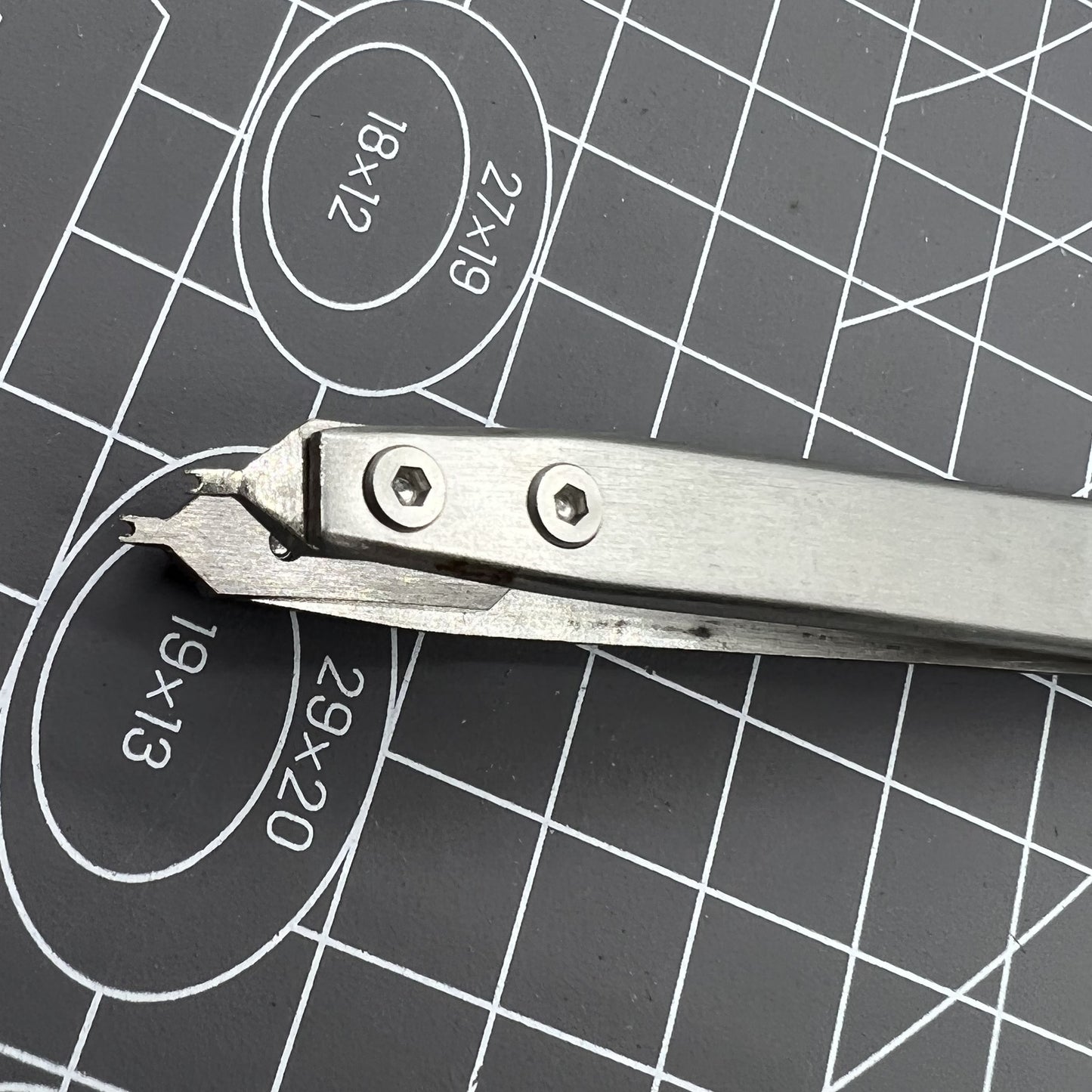 Precision Bergeon 7825 spring bar tweezer for watch lug removal and strap fitting tasks by Bergeon.