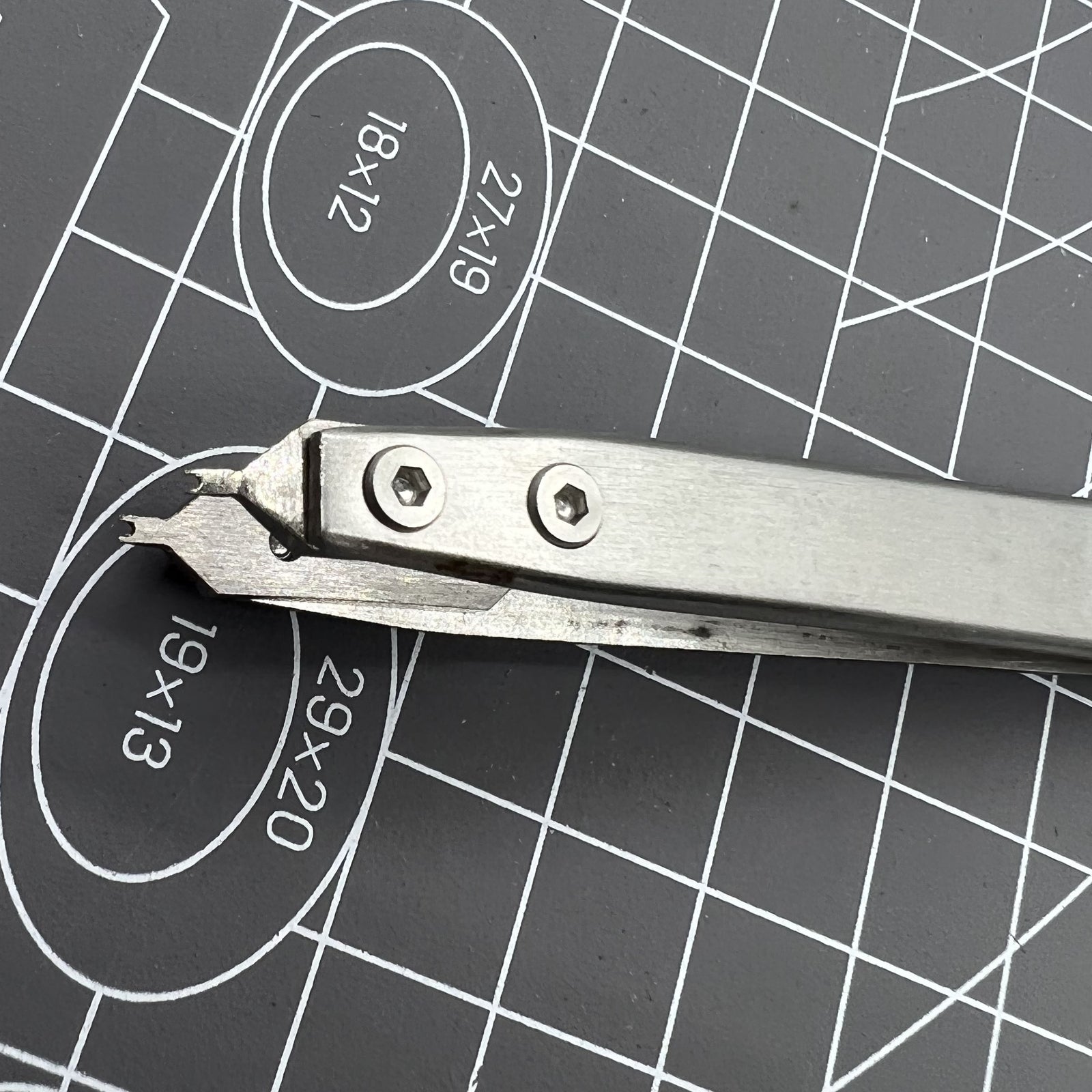 Precision Bergeon 7825 spring bar tweezer for watch lug removal and strap fitting tasks by Bergeon.