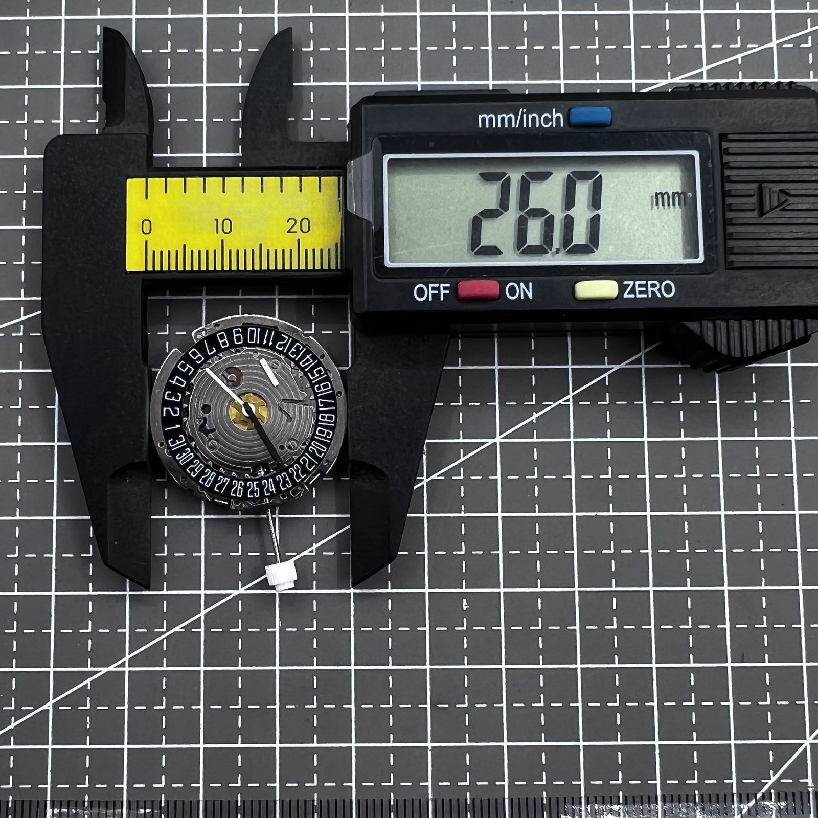Schwarze Scheibe Quarzuhr ISA 8171A mit 4 Zeigern, Datum um 6 Uhr, Schweizer Marke