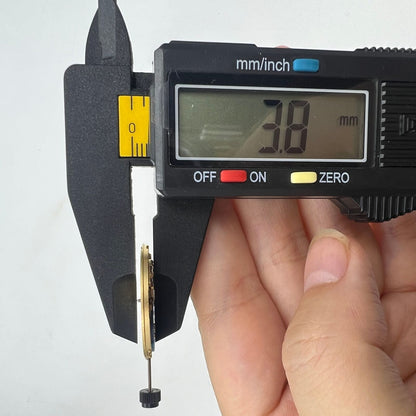 Swiss ETA 955.112 quartz watch movement with 3 hands and date display at 3 o?clock, precise timekeeping by ETA.