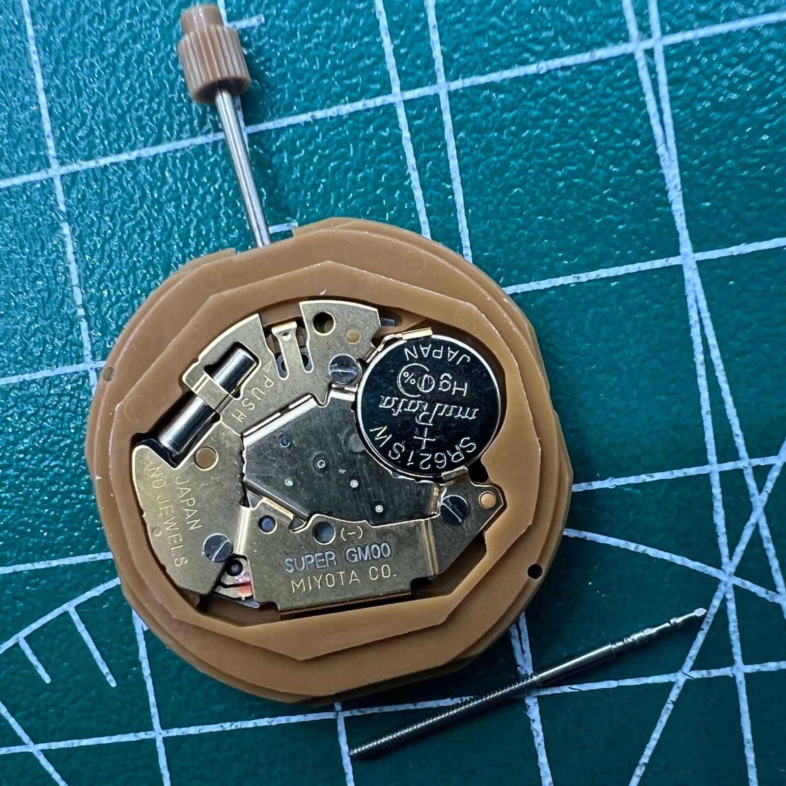 Miyota GM00 quartz movement showing English and Chinese characters, reliable watch accessory.