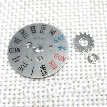 English: Close-up of an Orient 46941 46943 movement featuring the English and Chinese week disk wheel for precise timekeeping.  