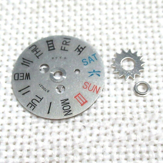 English: Close-up of an Orient 46941 46943 movement featuring the English and Chinese week disk wheel for precise timekeeping.  