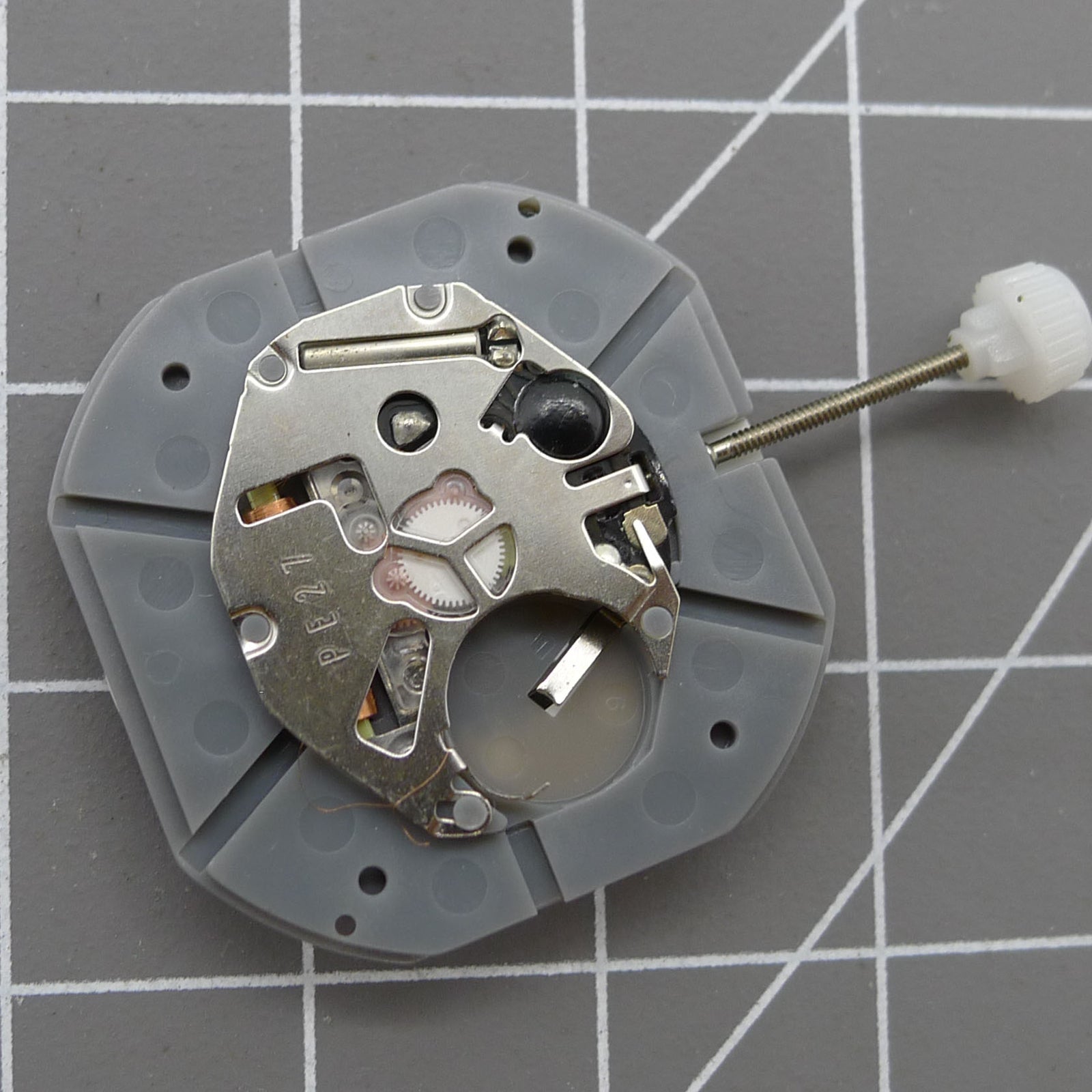 Sunon PE27 quartz movement with 3 hands and date display, set of 2 for watch repairs.
