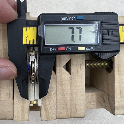 Mechanisches Uhrwerk 2813 mit schwarzem Zifferblatt und Tagesdatum Kalender auf Position 6, stilvoll und pr�zise.