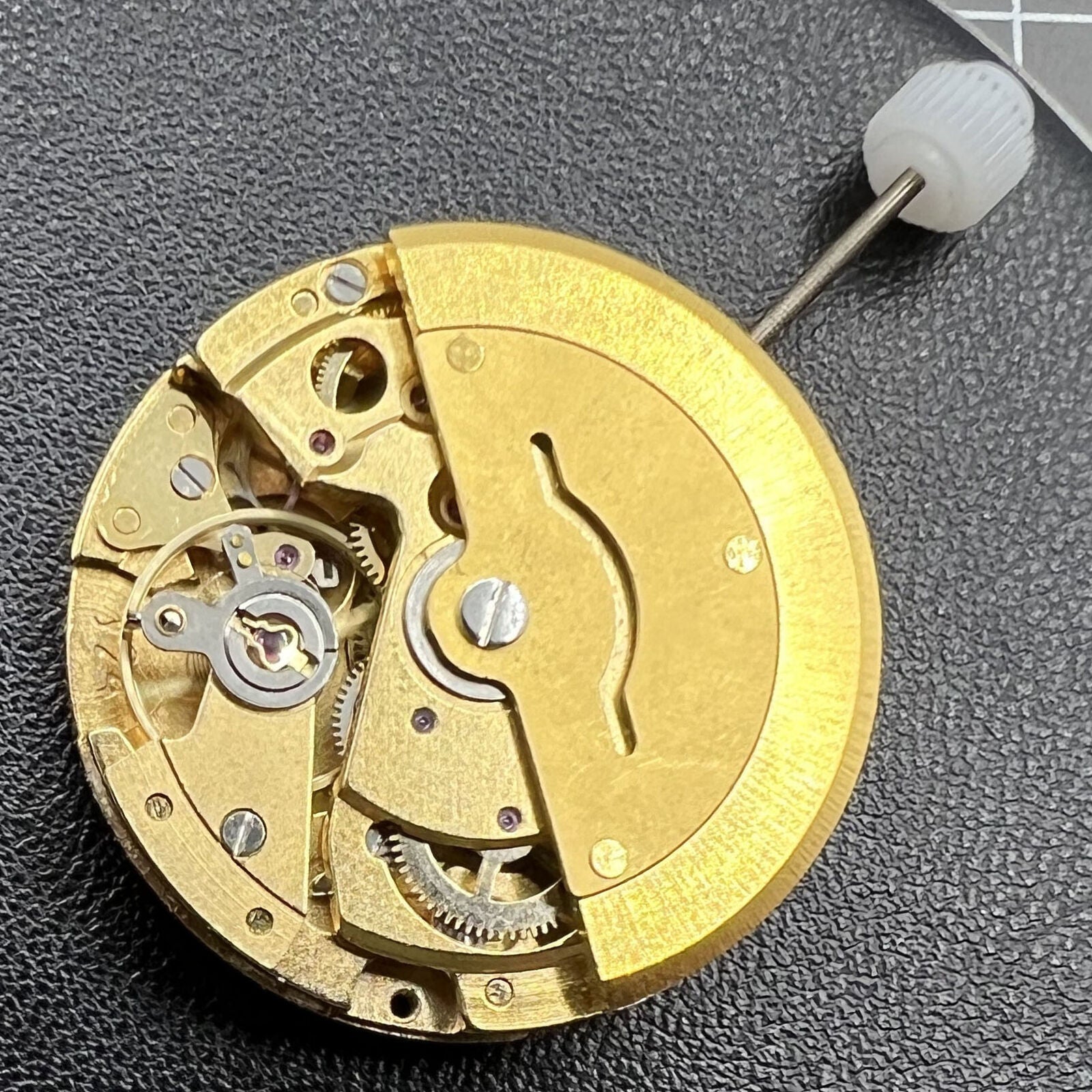 DG2813 MINGZHU automatic watch movement with golden 3-hand design for elegant timekeeping.