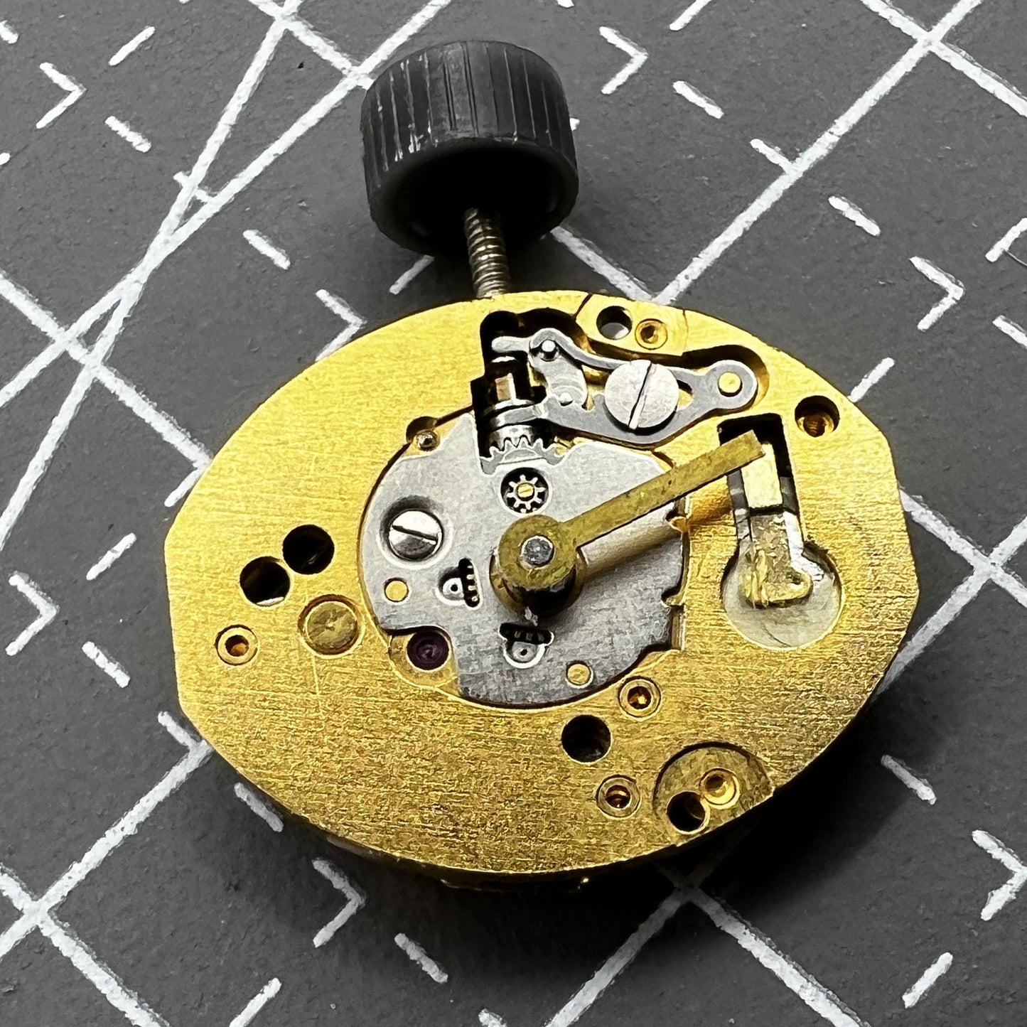 Quartzwerk ETA980 003 Uhrwerk aus der Schweiz mit blauem Schaltkreis und zwei Zeigern von Quartzwerk