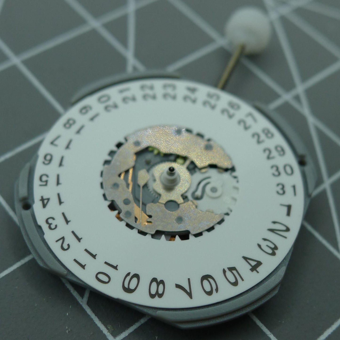 Sunon PE27 quartz movement with 3 hands and date display, set of 2 for watch repairs.