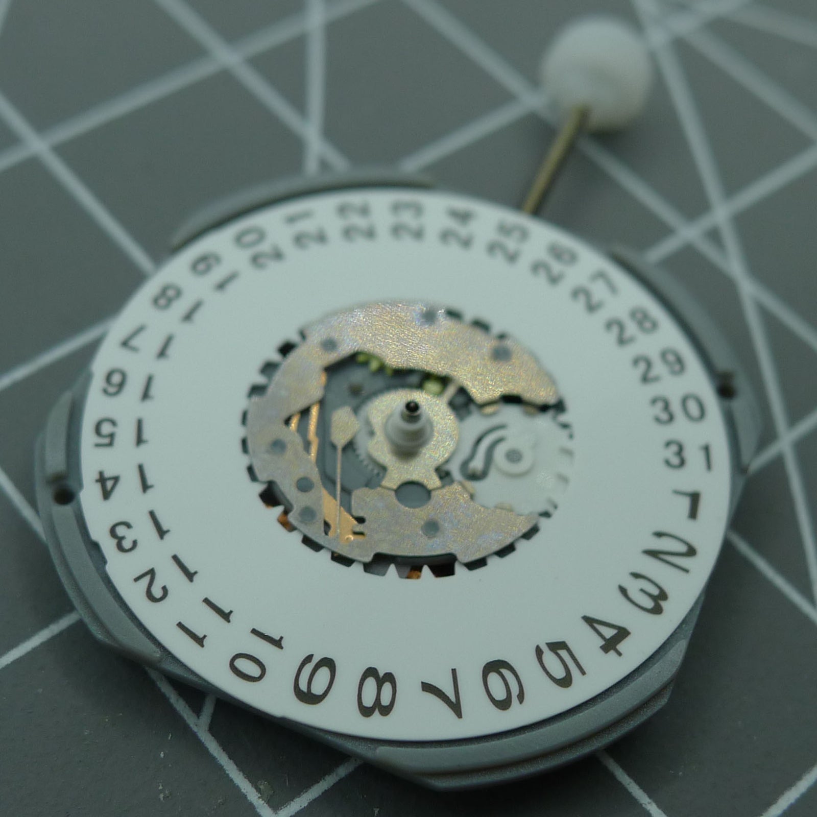 Sunon PE27 quartz movement with 3 hands and date display, set of 2 for watch repairs.