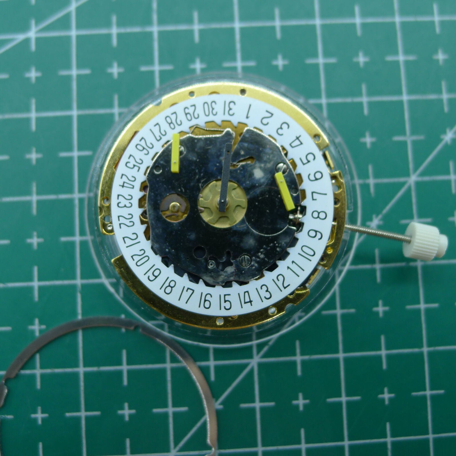 Swiss Made ISA 8171 quartz watch movement with date at 6 o?clock, multifunctional for watch repairs and accessories.