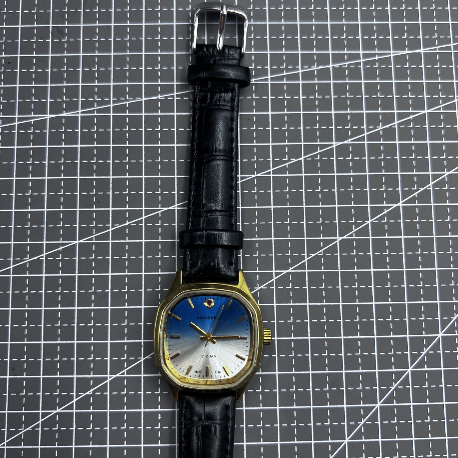 Shanghai Mechanische Herrenuhr 33mm mit goldenem Zeigerdetail und elegantem blauem Zifferblatt, klassisch und stilvoll.