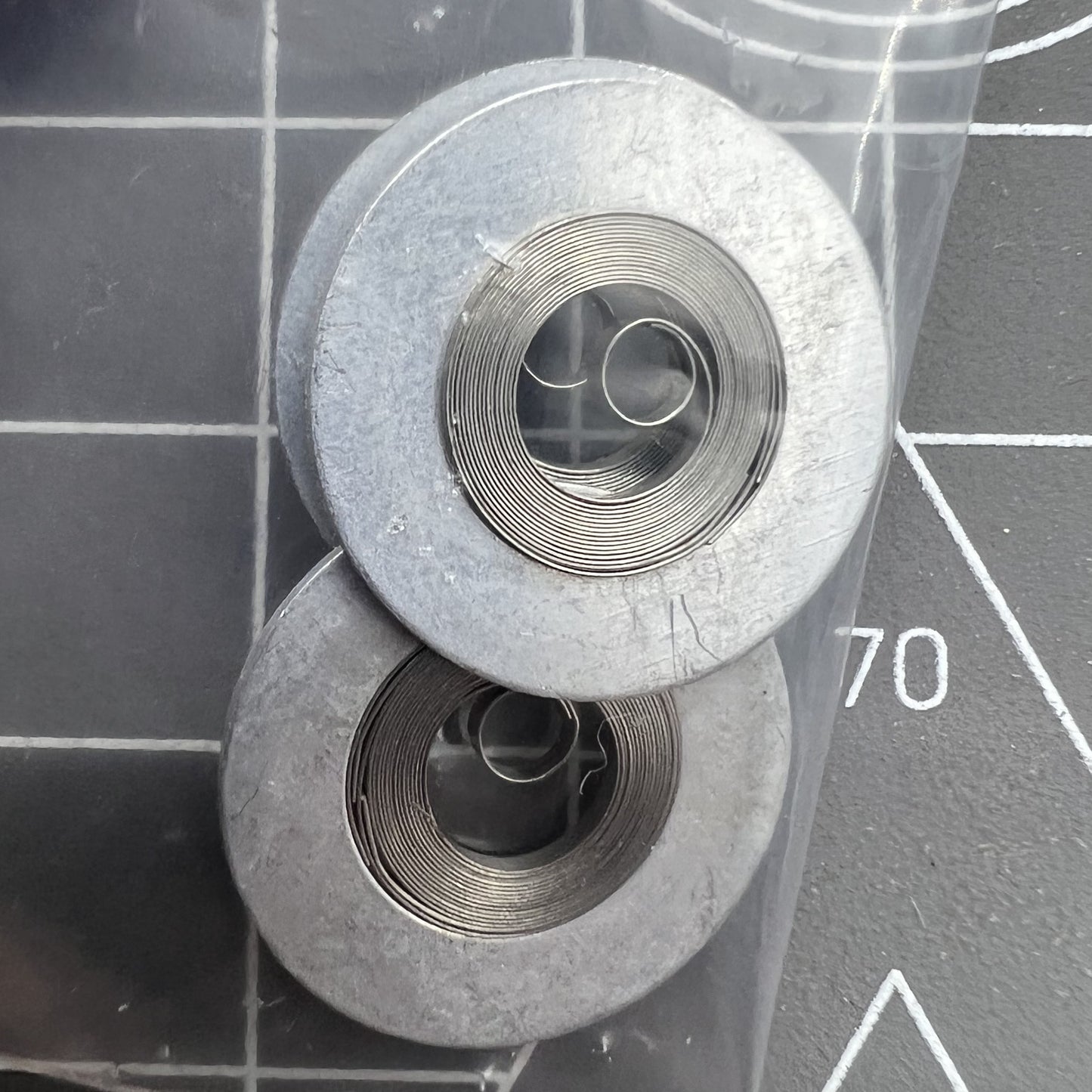 Ressort moteur argenté générique adapté au mouvement 7009#180