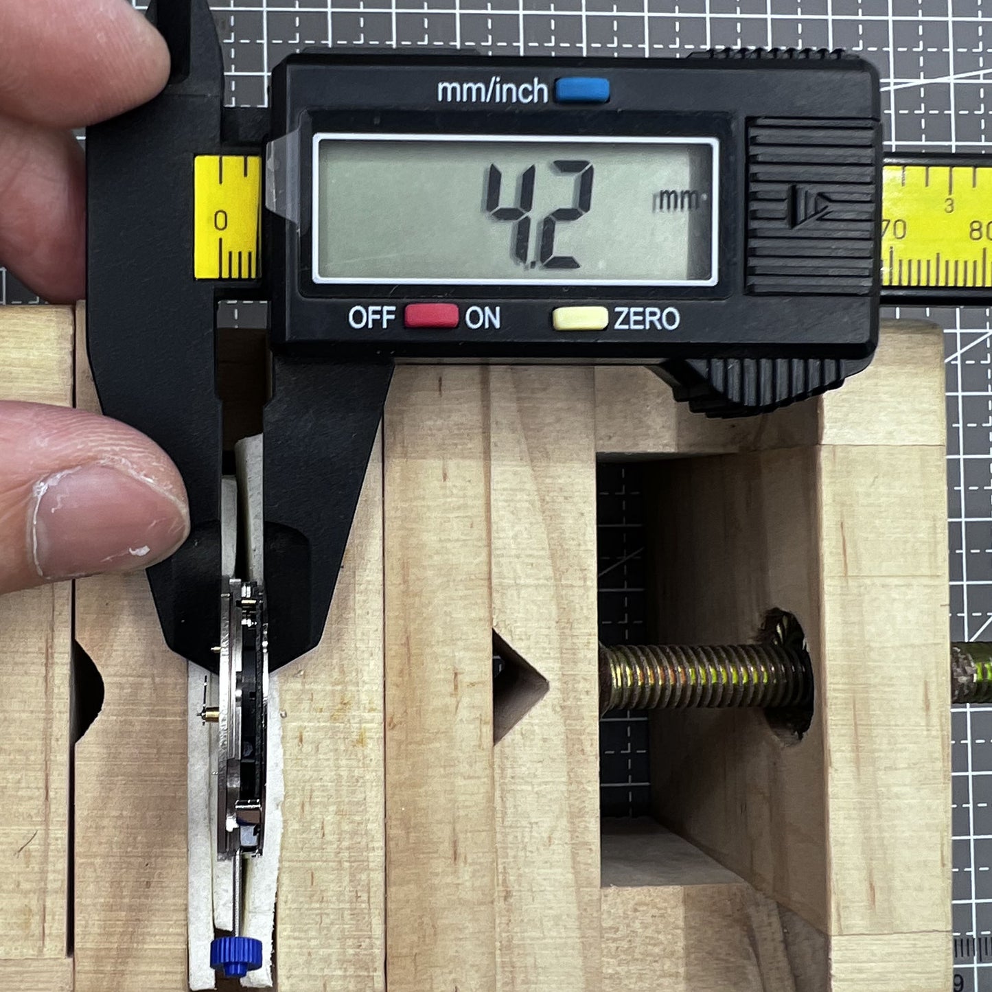Quartz Uhrwerk Swiss Ronda 5020B mit pr�ziser Zeitmessfunktion f�r hochwertige Uhren.